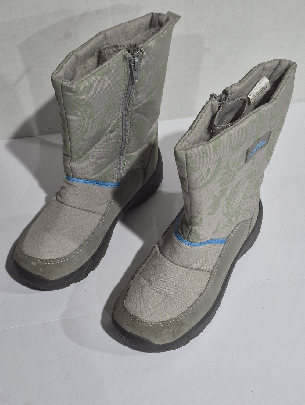 Women’s Light Gray Winter Boots with Blue Accent Size 7